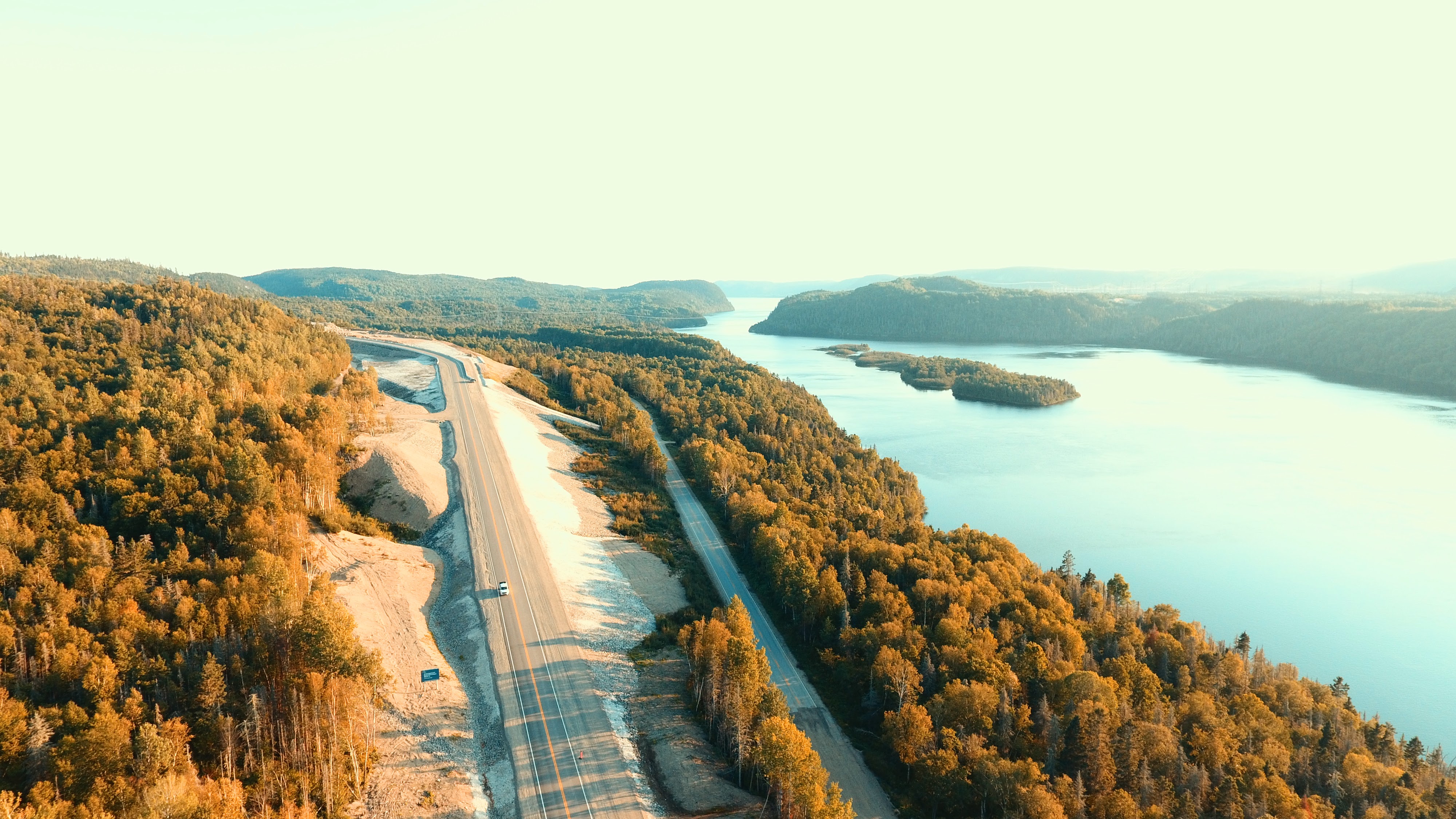 Chantier d'amélioration de la route 389 vu du ciel